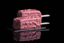 Barres de crème glacée sur bâtonnets sur fond noir — Photo de stock