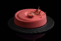 Kuchen mit rotem Zuckerguss und frischer Erdbeerdekoration — Stockfoto