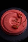 Торт з червоною глазур'ю і свіжої полуниці прикраса — стокове фото