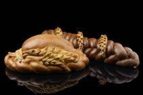 Geflochtene Brotlaibe mit Weizenähren-Dekoration — Stockfoto
