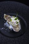 Ostrica con panna acida, erbe aromatiche e sale marino — Foto stock