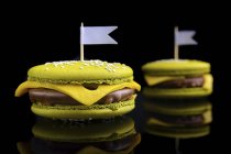 Macaron a forma di cheeseburger su sfondo nero — Foto stock