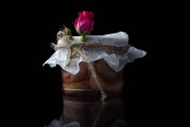 Pot de fruits en conserve avec décoration de fleurs roses — Photo de stock