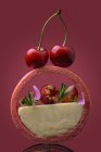 Десерт кільцеподібної форми з вершками та свіжими ягодами — стокове фото