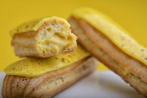 Pasteles amarillos con relleno de crema, primer plano - foto de stock