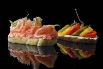 Bruschetta-Sandwiches mit Schinkenfleisch und mariniertem Gemüse — Stockfoto