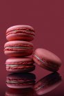 Macaron francesi su sfondo rosa — Foto stock