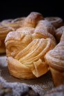 Primo piano dei rotoli di pasta decorati con zucchero a velo — Foto stock