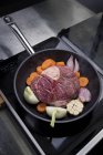 Cozinhar carne bovina e legumes na frigideira no fogão — Fotografia de Stock