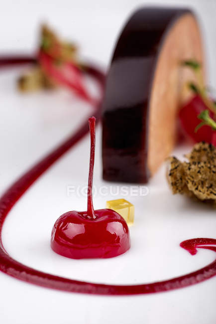 Cereza roja en delicioso pastel, de cerca - foto de stock