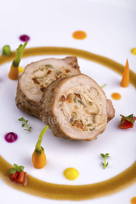 Rotolo di carne servito su piatto con decorazione — Foto stock