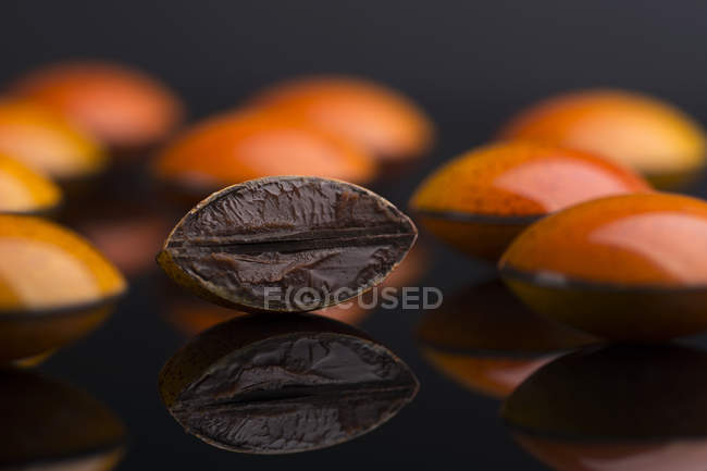 Doces de chocolate com esmalte laranja — Fotografia de Stock