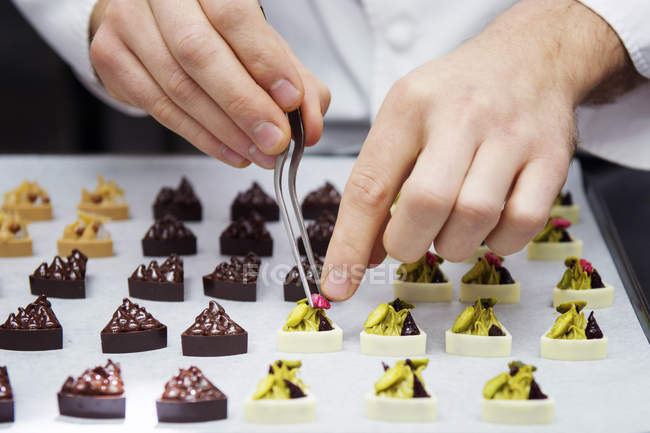 Nahaufnahme eines Konditors, der Schokolade herstellt — Stockfoto