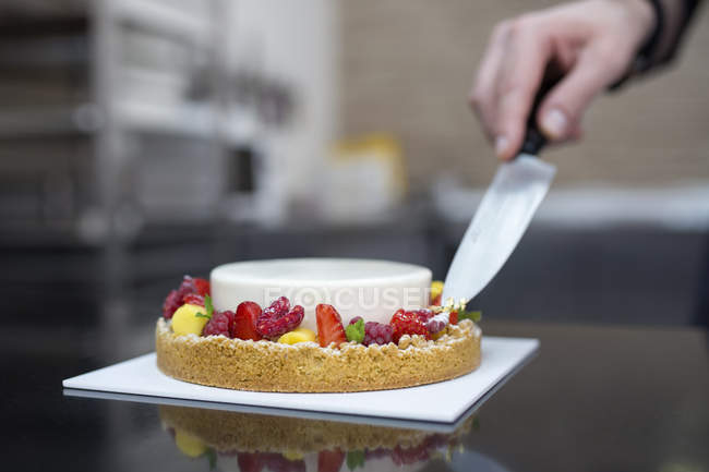 Крупный план украшения торта кондитером — стоковое фото