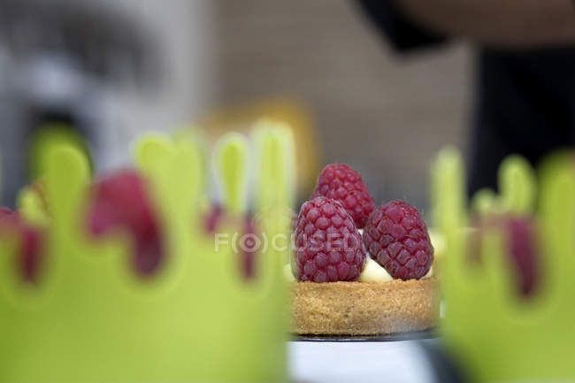 Крупним планом вид зі свіжої малини на торт — стокове фото