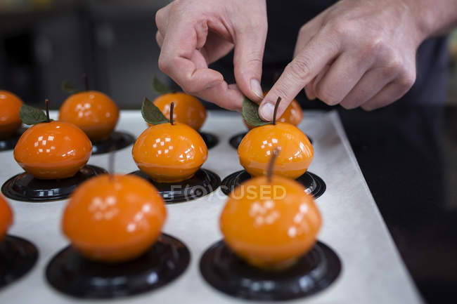 Vue rapprochée de la confiserie fabriquant des gâteaux en forme de fruits — Photo de stock