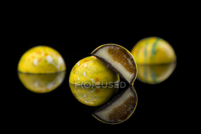 Caramelle smaltate colorate con ripieno alla panna — Foto stock