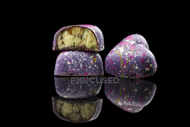 Coloridos caramelos acristalados con relleno de crema - foto de stock