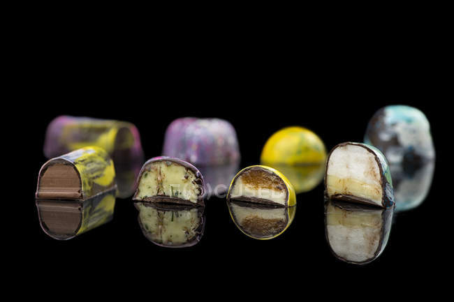 Красочные застекленные конфеты с различными начинками — стоковое фото