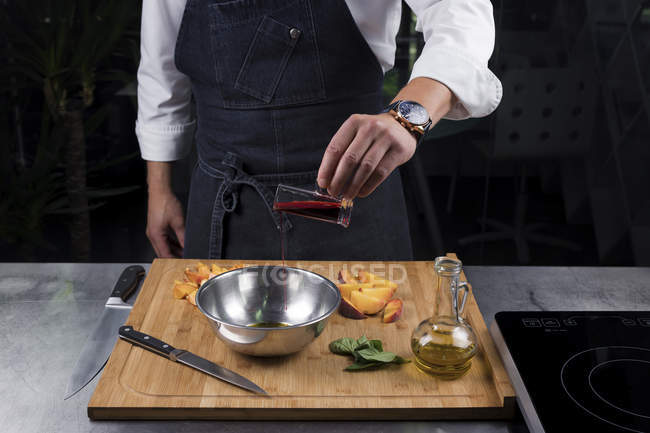 Cropped view of male chef preparing sauce — Stock Photo