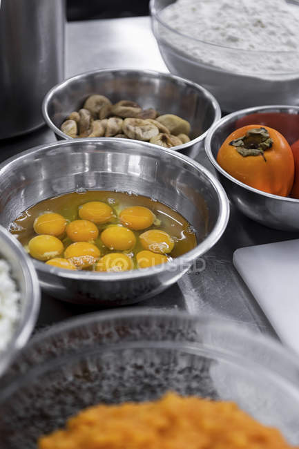 Ingrédients de cuisson dans des bols en métal — Photo de stock