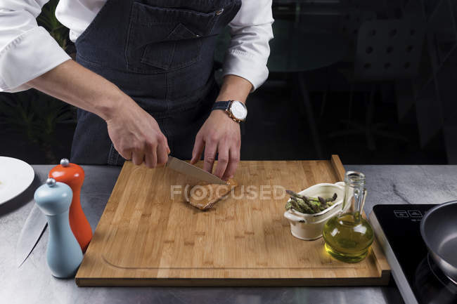 Vista ritagliata di carne di taglio chef maschile — Foto stock