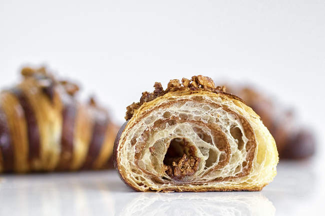 Croissant con motivo a righe su sfondo bianco — Foto stock