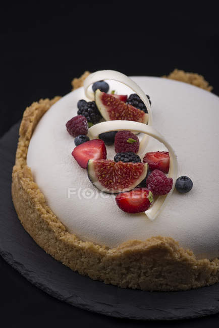 Souffleuse Kuchen mit Früchten auf schwarzem Hintergrund — Stockfoto