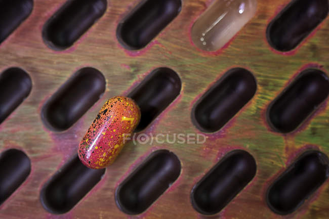 Конфеты с мраморной глазурью на форме конфет — стоковое фото