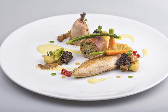 Carne de pato com morels e legumes no prato — Fotografia de Stock