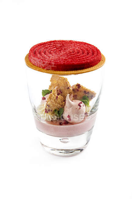 Dessert alla panna con frutta e menta in vetro — Foto stock