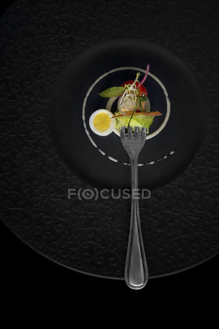 Ensalada de huevo y tocino en tenedor - foto de stock