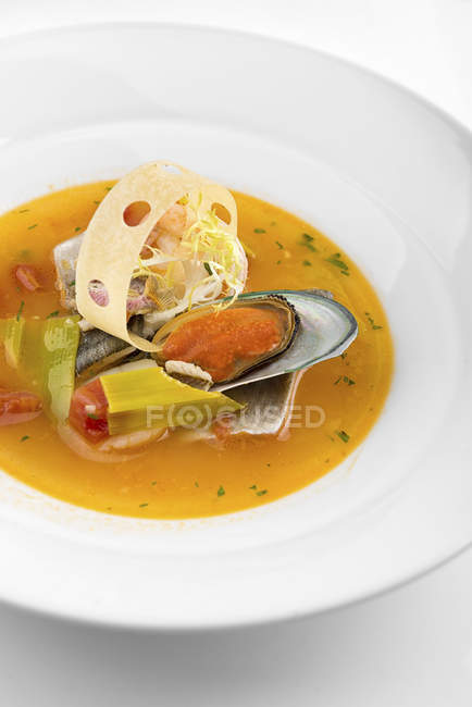 Sopa de frutos do mar com mexilhões e legumes — Fotografia de Stock
