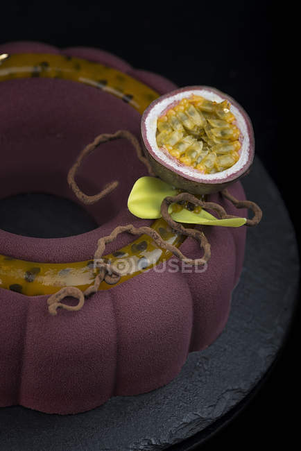 Bolo de chocolate com decoração de geléia de frutas — Fotografia de Stock