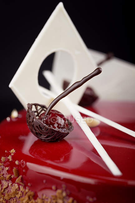 Nahaufnahme von Schokoladendekoration auf Kuchen — Stockfoto