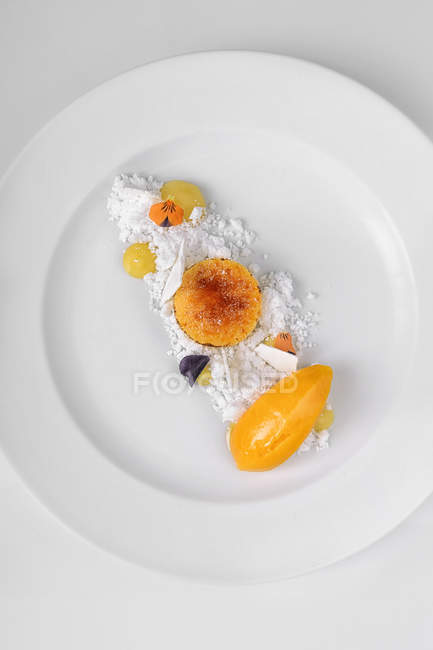 Cake with sugar crust and fruit decorated with powdered sugar — Stock Photo