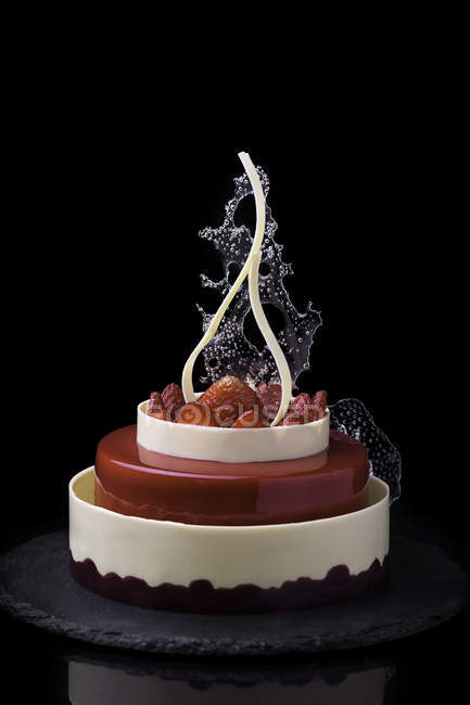Торт, украшенный белым шоколадом и свежей клубникой — стоковое фото