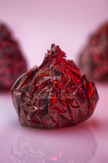 Close-up de doces de chocolate decorados — Fotografia de Stock