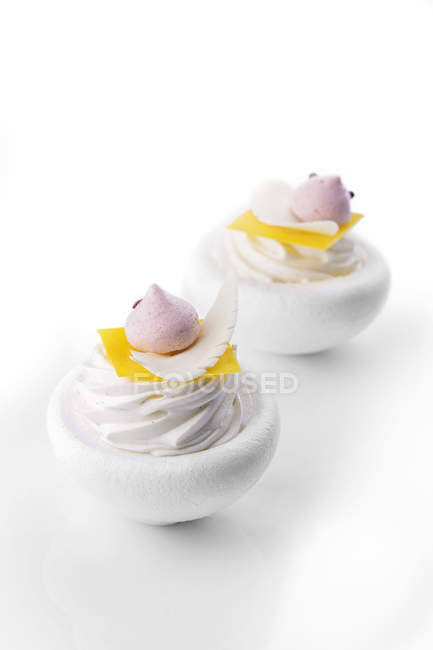 Postre de merengue con crema sobre fondo blanco - foto de stock