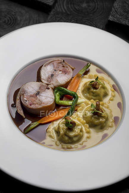 Rouleau de viande avec plat d'accompagnement de raviolis — Photo de stock