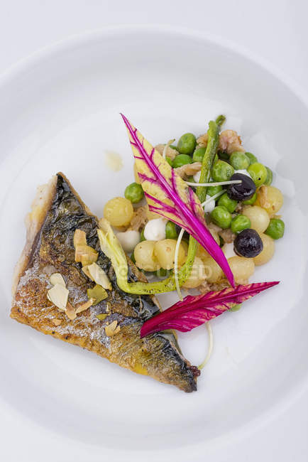 Filet de poisson grillé avec garniture de légumes — Photo de stock