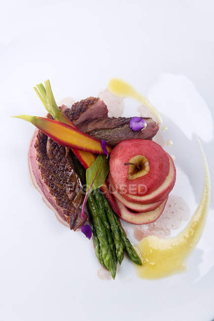 Meat steak with vegetable and fruit garnish — Stock Photo