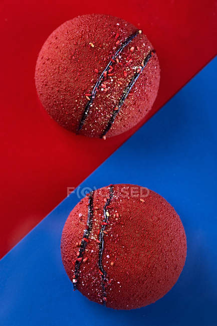 Draufsicht auf rote Kuchen auf zweifarbigem Hintergrund — Stockfoto
