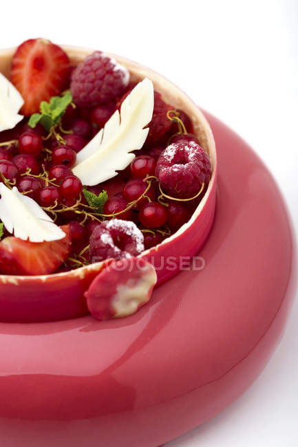 Nahaufnahme von frischen Beeren Dekoration auf Kuchen — Stockfoto