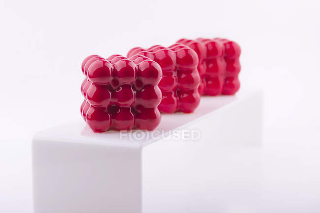 Elegantes pasteles rojos sobre fondo blanco - foto de stock