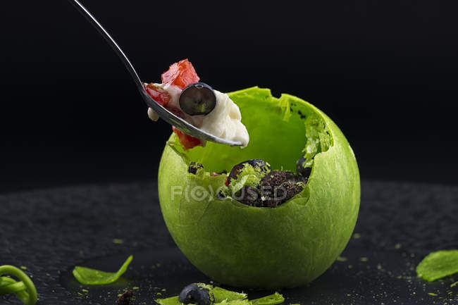 Postre en forma de manzana con chocolate y frutas frescas - foto de stock
