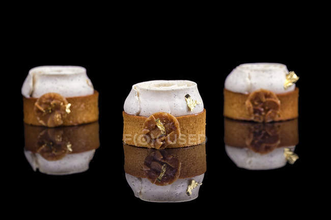 Gâteaux ronds avec décoration aux fruits et à la crème — Photo de stock