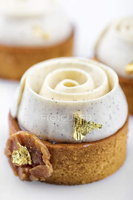 Gâteau rond avec décoration aux fruits et crème — Photo de stock