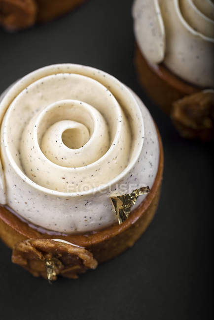 Круглий торт з кремовим прикрасою, крупним планом — стокове фото