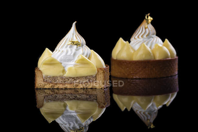 Tortas redondas con decoración de crema y chocolate - foto de stock